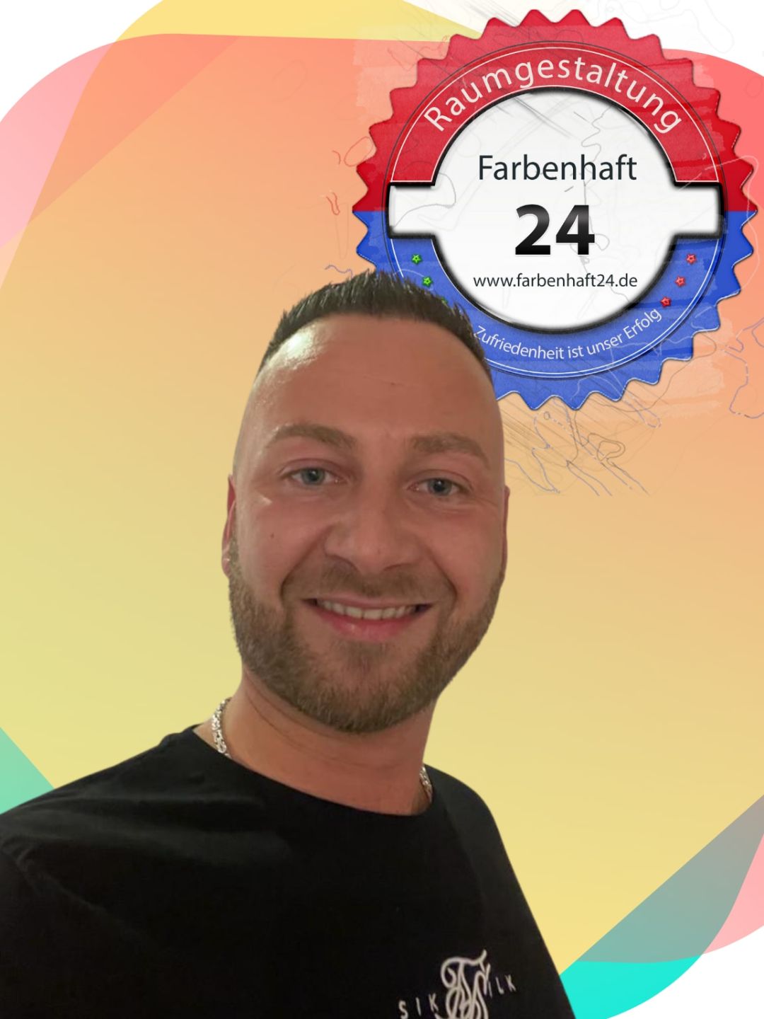 Tobias Knopczyk, Inhaber von Farbenhaft24 Raumgestaltung, vor dem Siegel des Betriebs